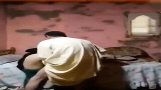 سكس صعيدي مصري ينيكها وهو لابس الجلابية