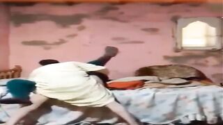 سكس صعيدي مصري ينيكها وهو لابس الجلابية