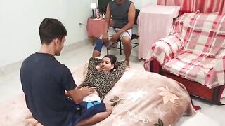 سكس دياثة هندي بيجيب لمراته شاب مراهق ويفشخوها لحس ونيك